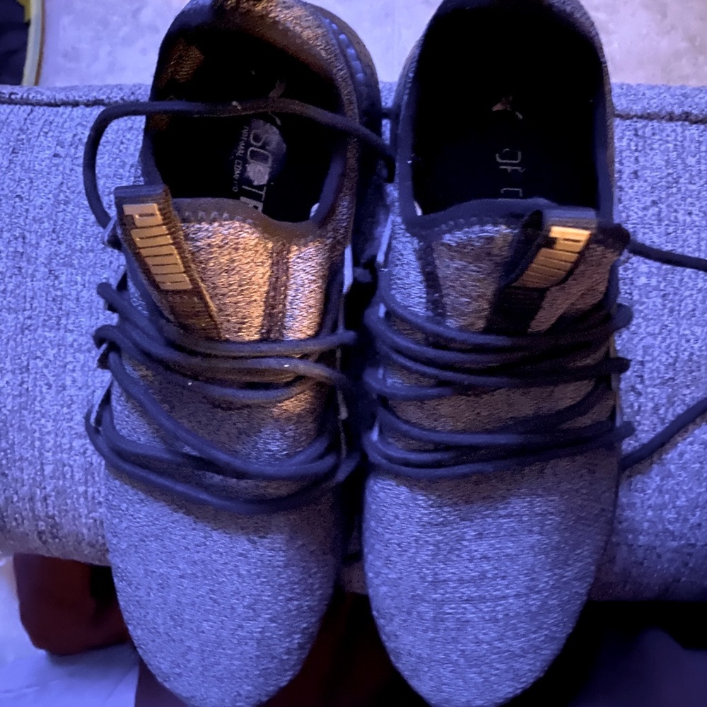 Women’s size 8 puma shoes. Like new.